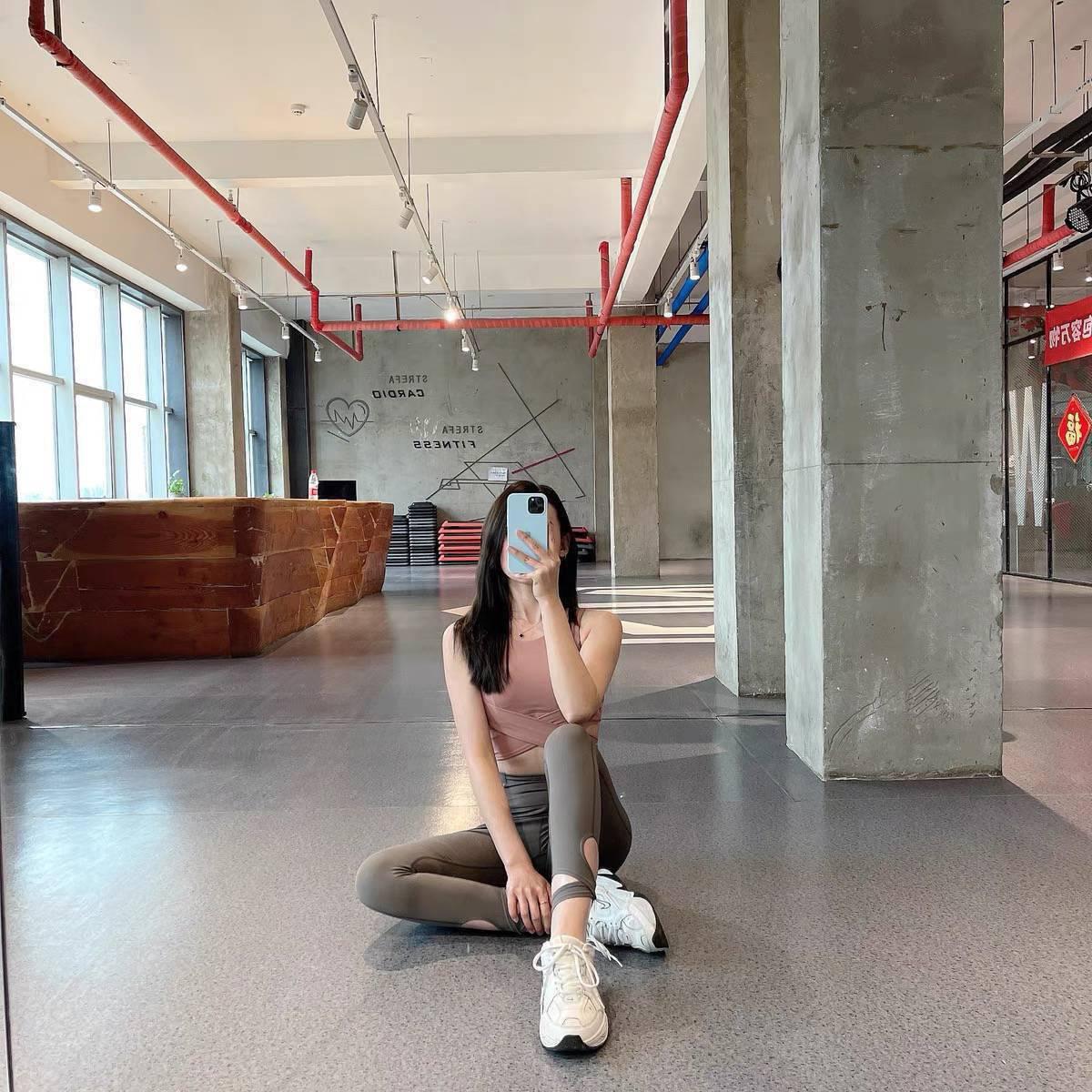 瑜伽小姐姐兼职解锁一字马